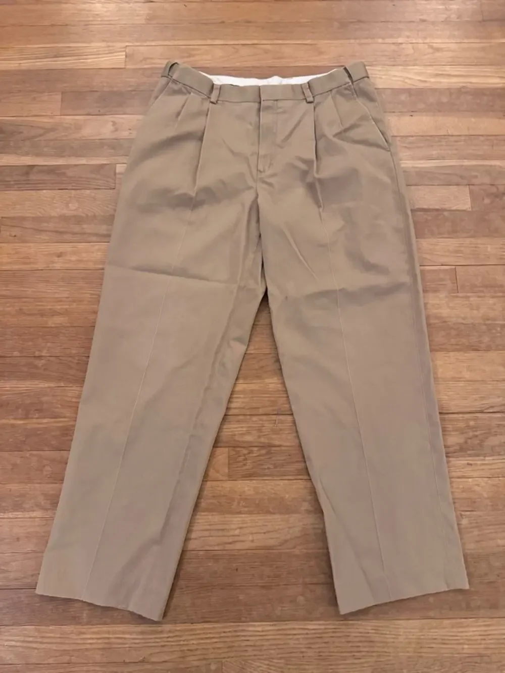 L.L. Bean Men's Khaki Comfort Waist Pleated Chino Pants - Size 34  b24